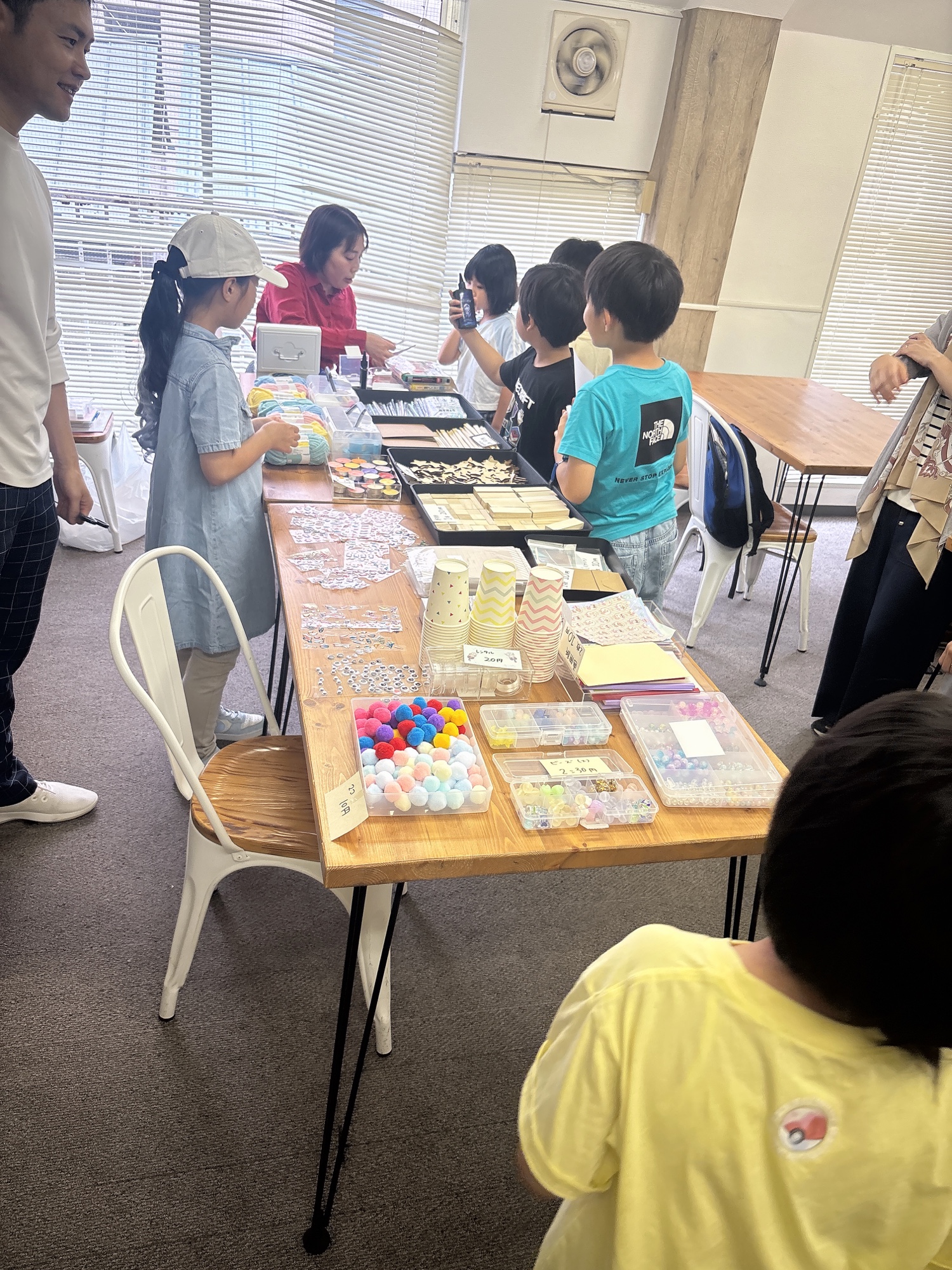こどもビジネス体験会で材料を選ぶこどもたち